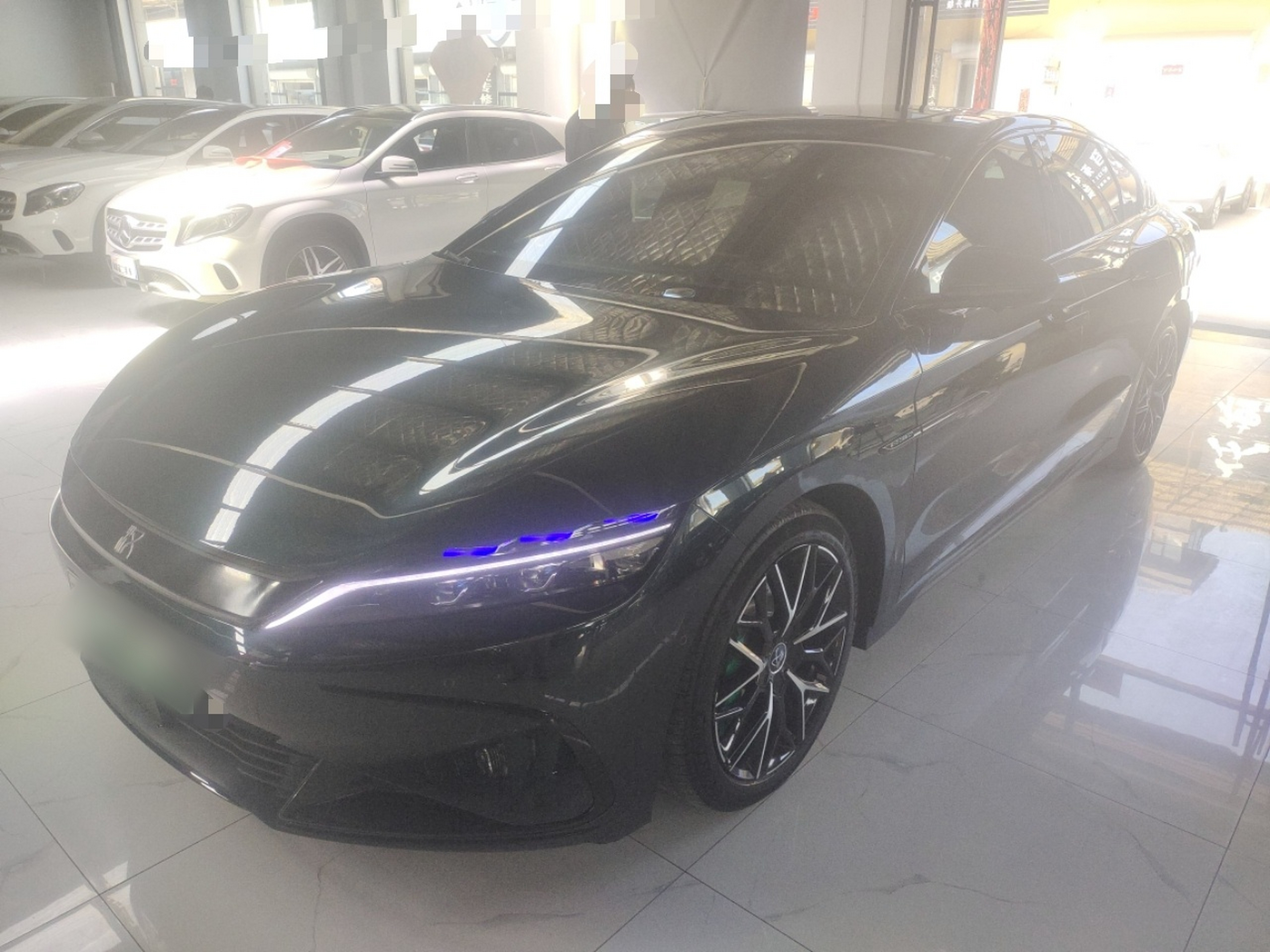 تحت مقدمة السيارة