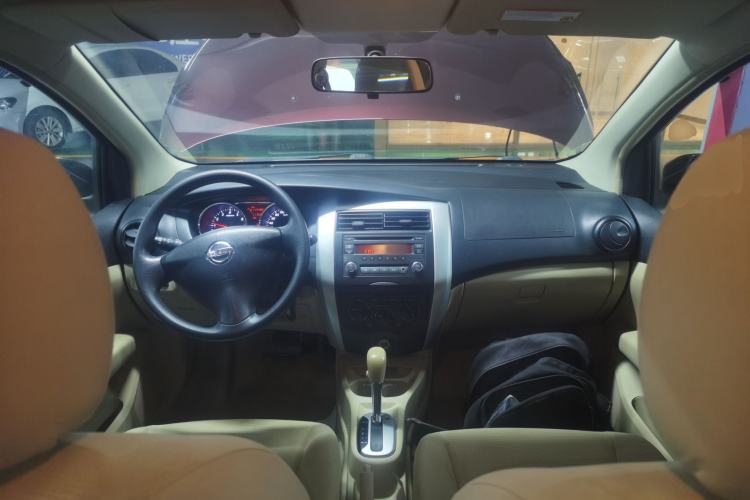 Used Nissan Livina 2015 1.6XE CVT Comfort Edition Center Console