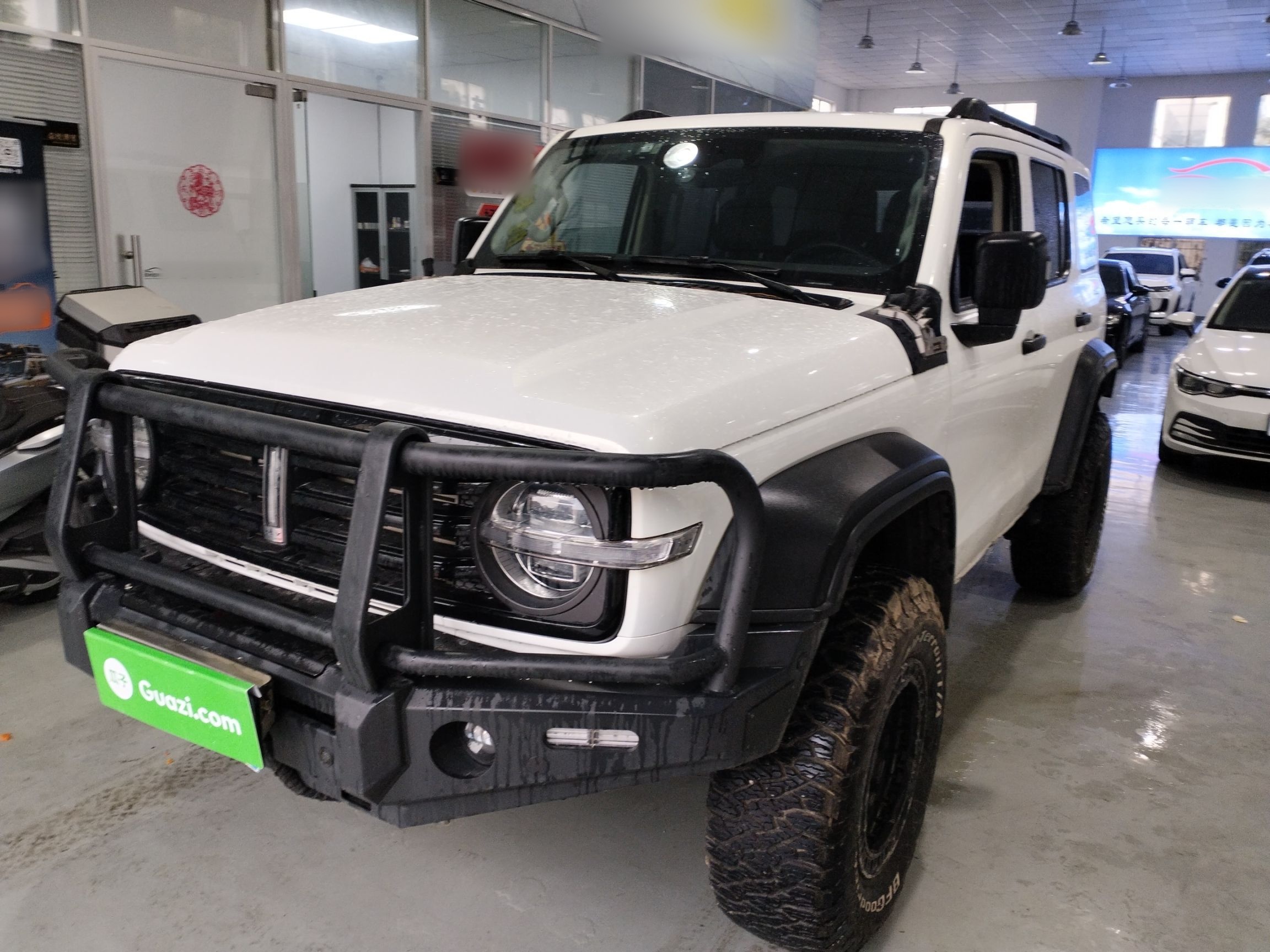 تحت مقدمة السيارة