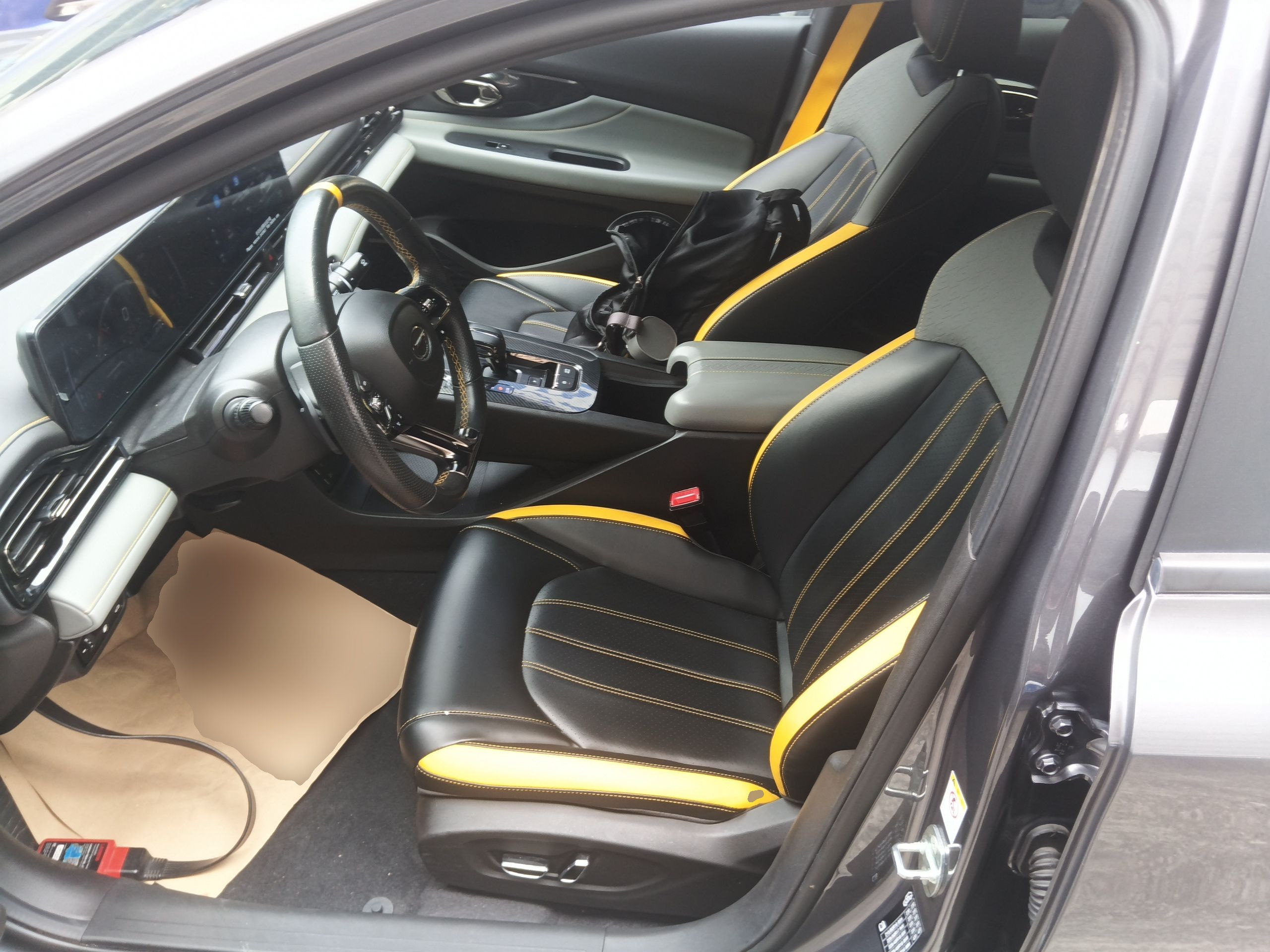 المقاعد الأمامية داخل السيارة