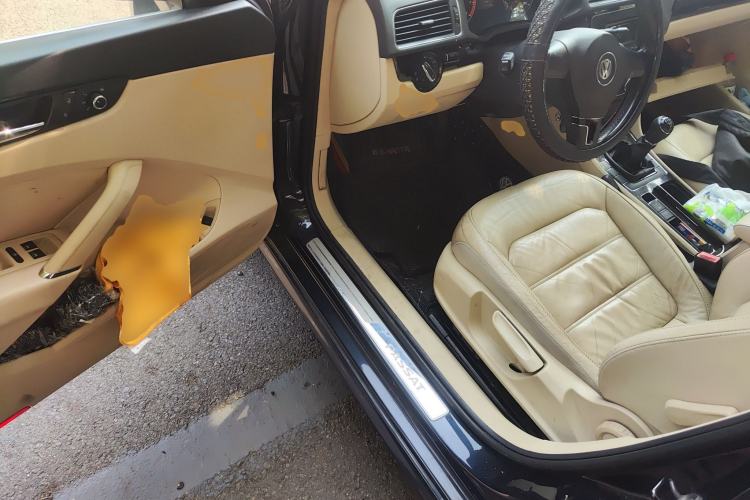 Used Volkswagen Passat 2011 1.4 TSI Manual Luxury Edition Driver Seat