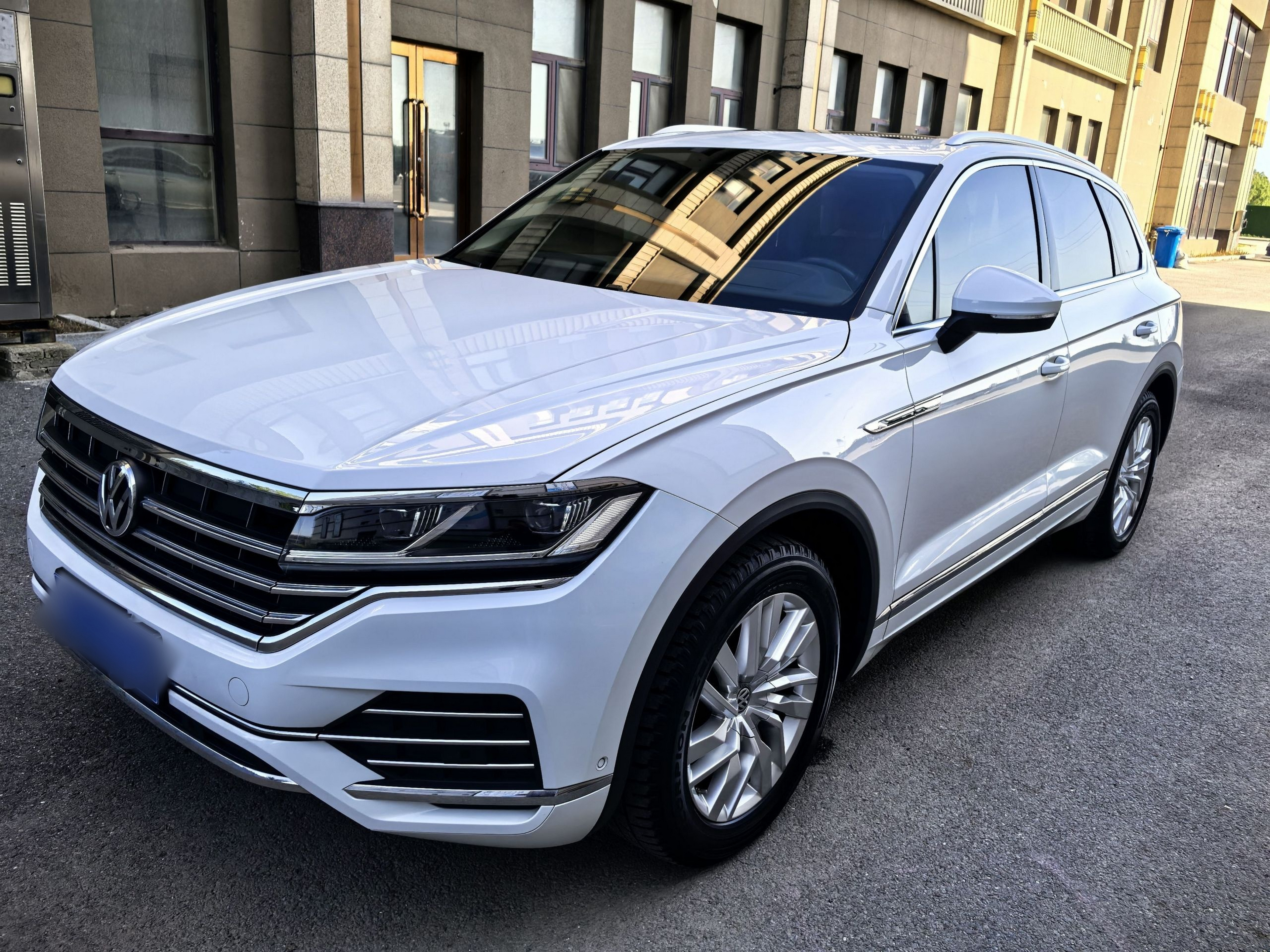 Unter der Vorderseite des Autos