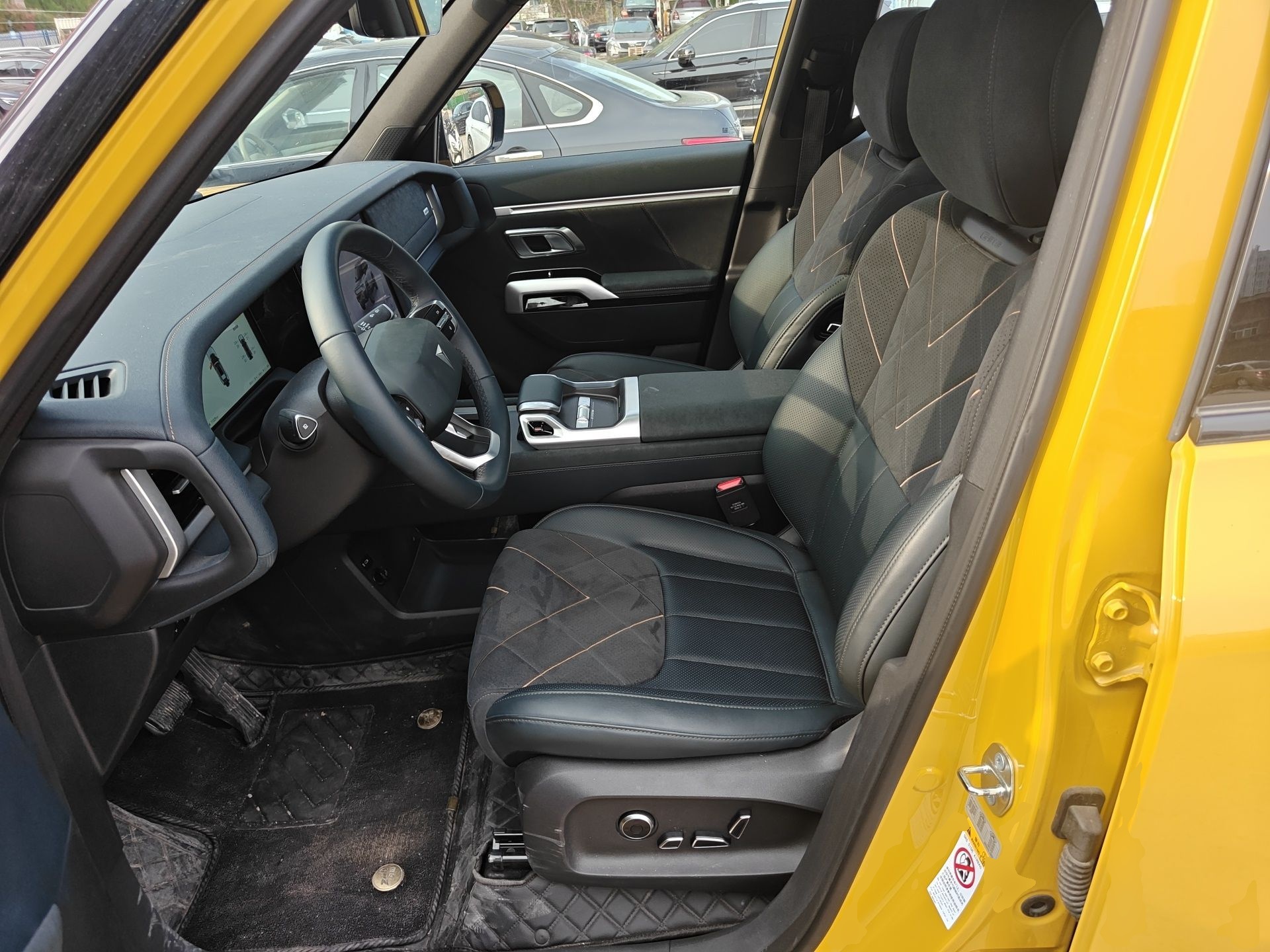 المقاعد الأمامية داخل السيارة