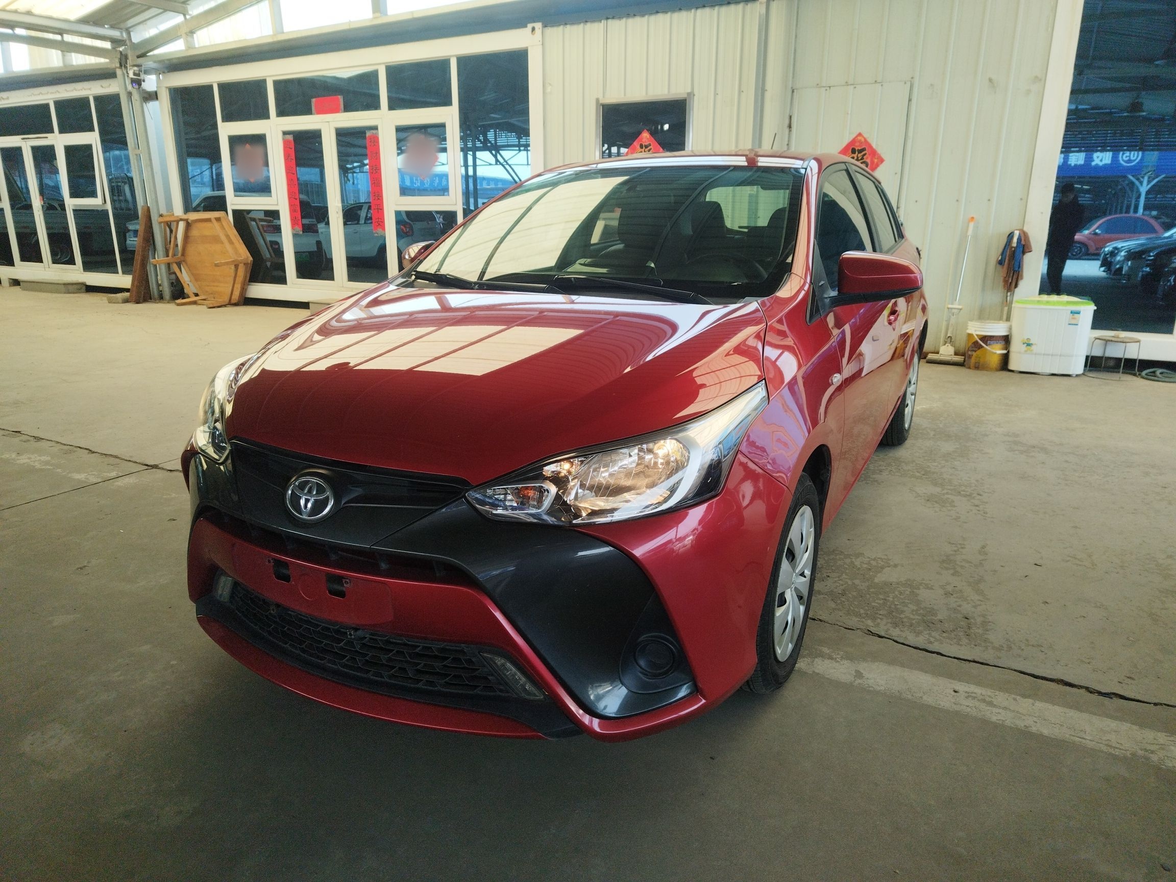 تحت مقدمة السيارة