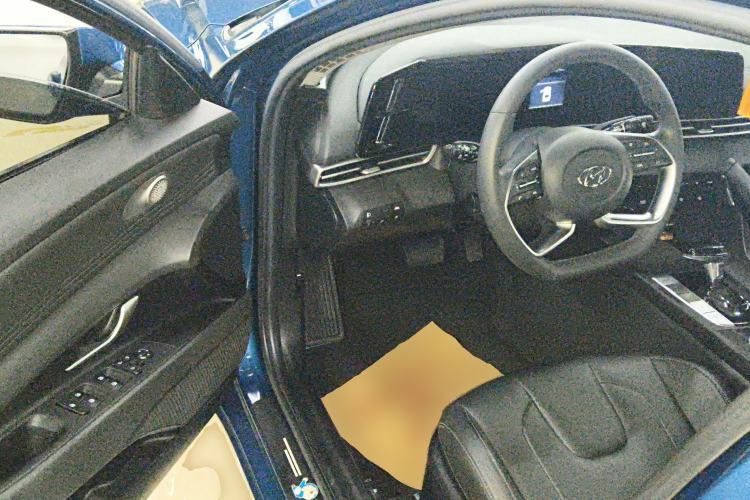 Used Hyundai Elantra 2021 1.5L CVT LUX Prestige Edition Driver Seat