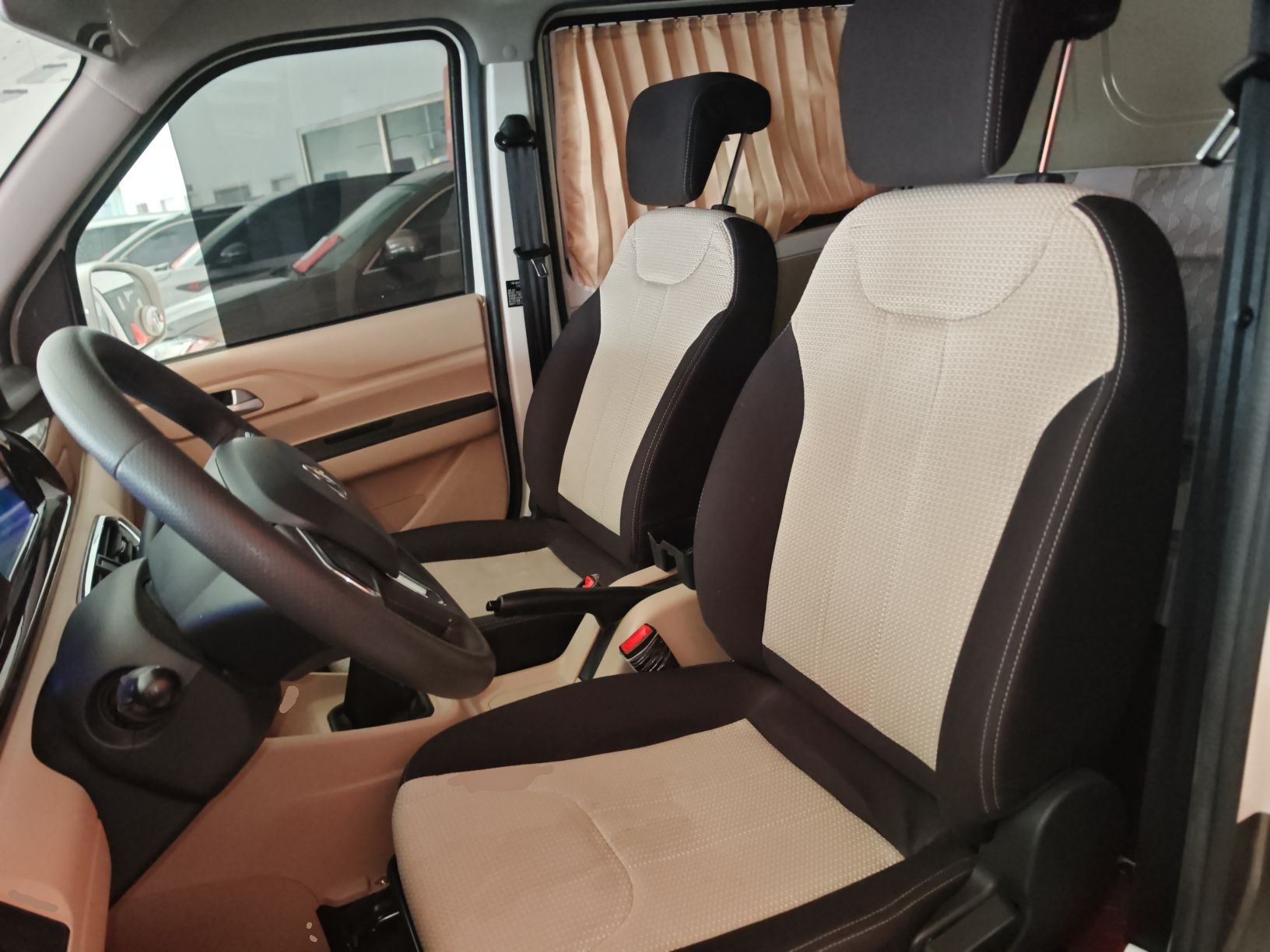 المقاعد الأمامية داخل السيارة