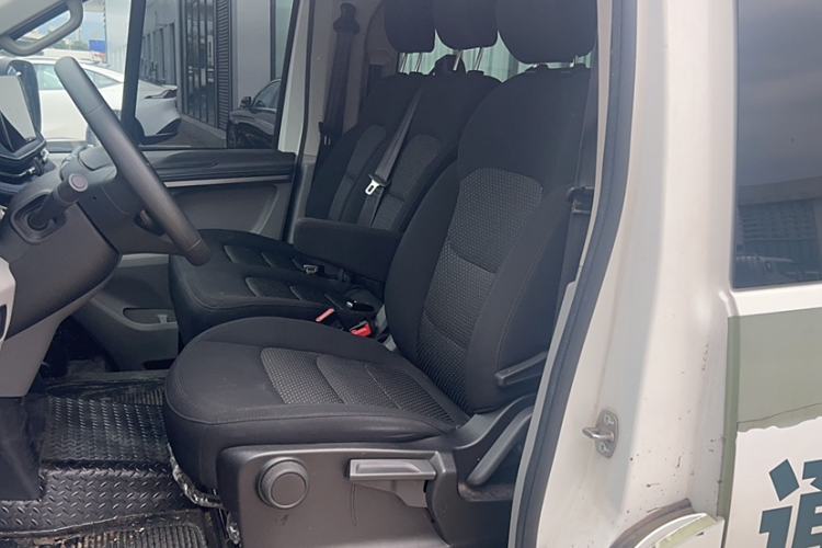 Used SAIC MAXUS Xintu V70 2023 2.0T Elite Edition Manual Transmission Short Wheelbase Low Roof 5/6 Seats (125 hp)
