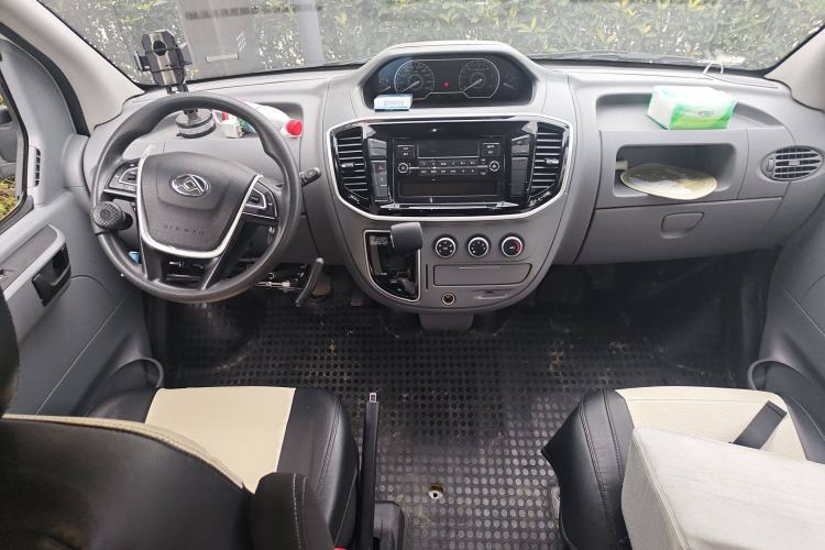 Used SAIC MAXUS Xintu V80 2023 2.0T AMT Classic Aoyuntong Short Wheelbase Mid-Roof 5/6-Seater Center Console