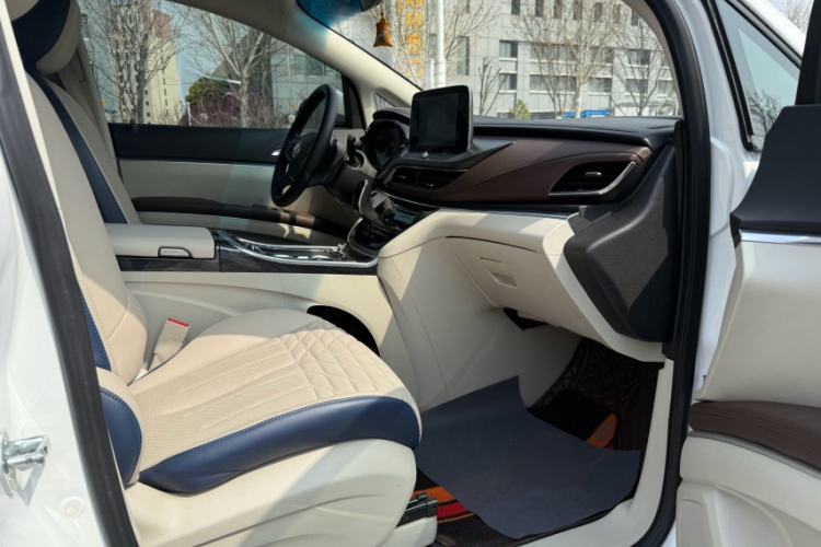 Used Buick GL8 2023 Land Executive Class Comfort Model
