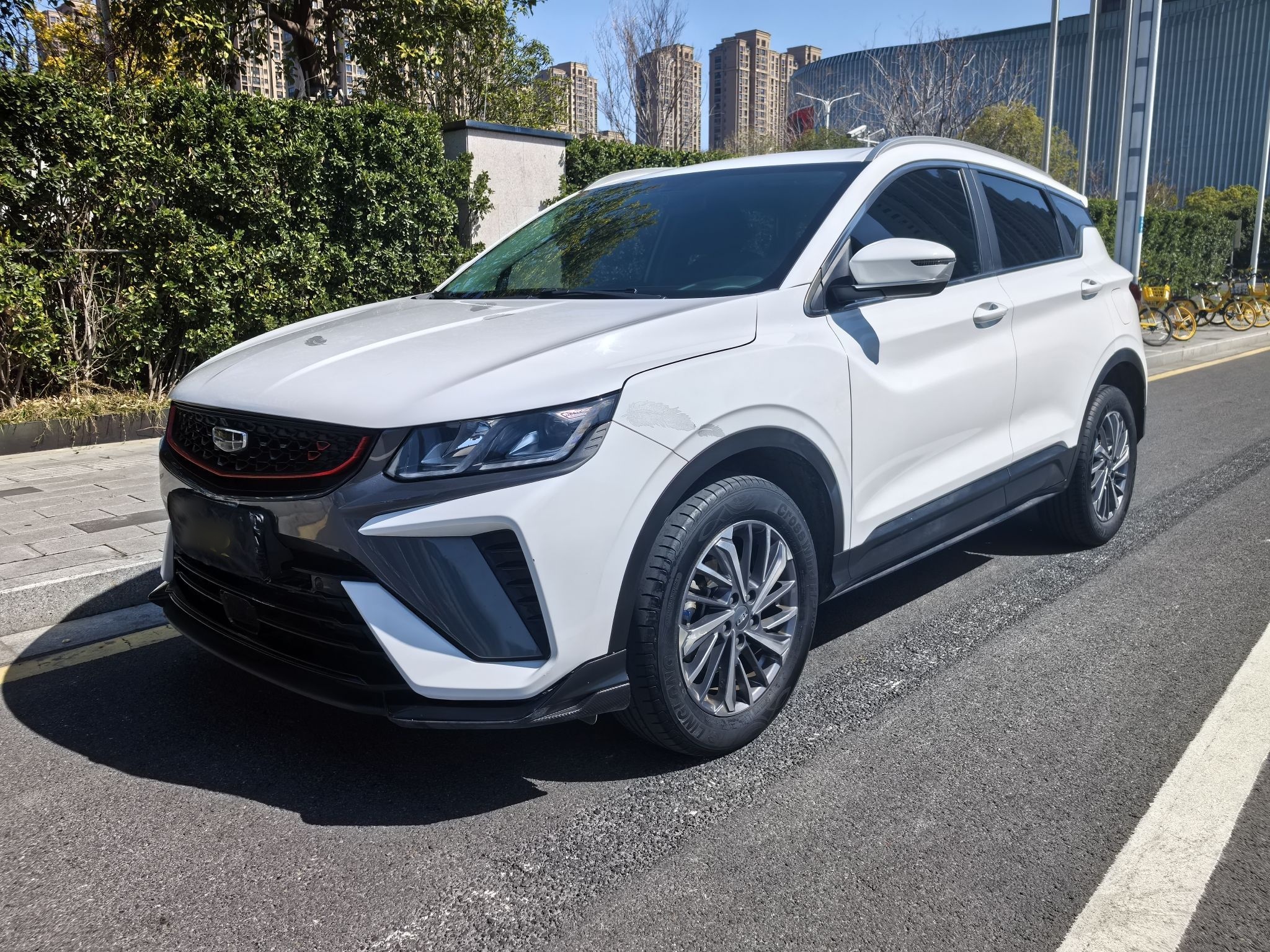 Под передней частью автомобиля