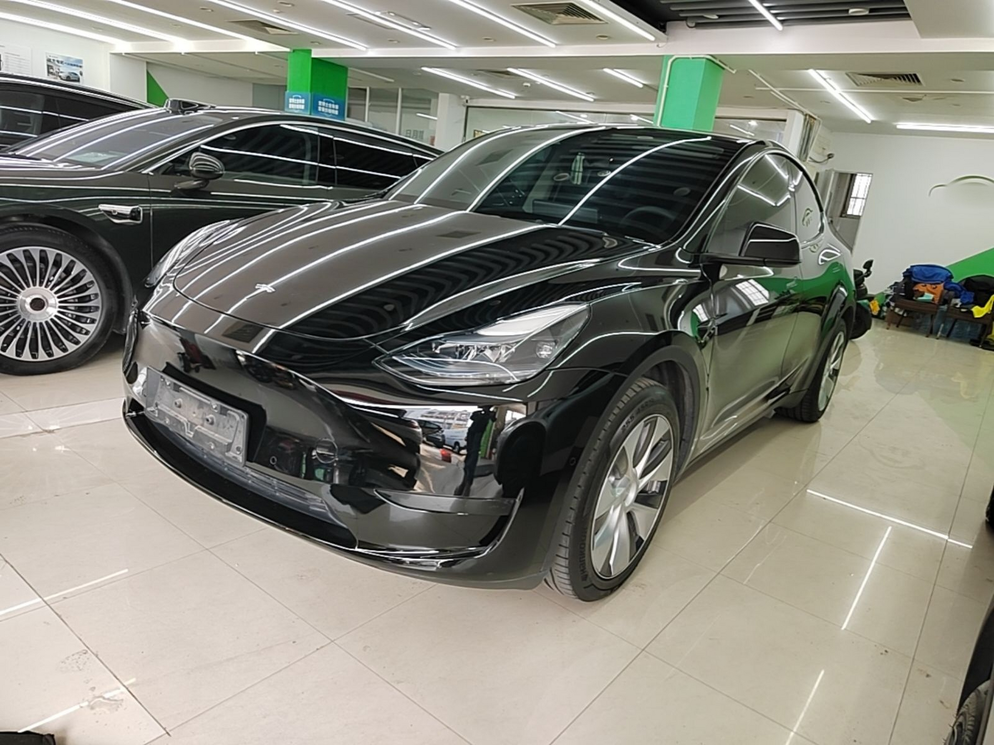 Под передней частью автомобиля