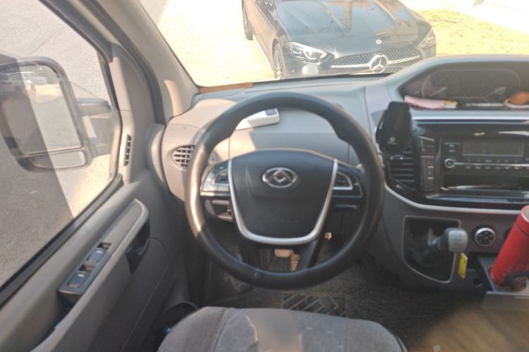 Used SAIC MAXUS Xintu V80 2023 2.0T Manual Classic Aoyuntong Short Wheelbase Ultra-Low Roof 5/6-Seater Steering Wheel