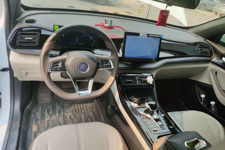 Used BYD Qin PLUS 2024 HONOR Edition DM-i 55KM Leading Model Center Console