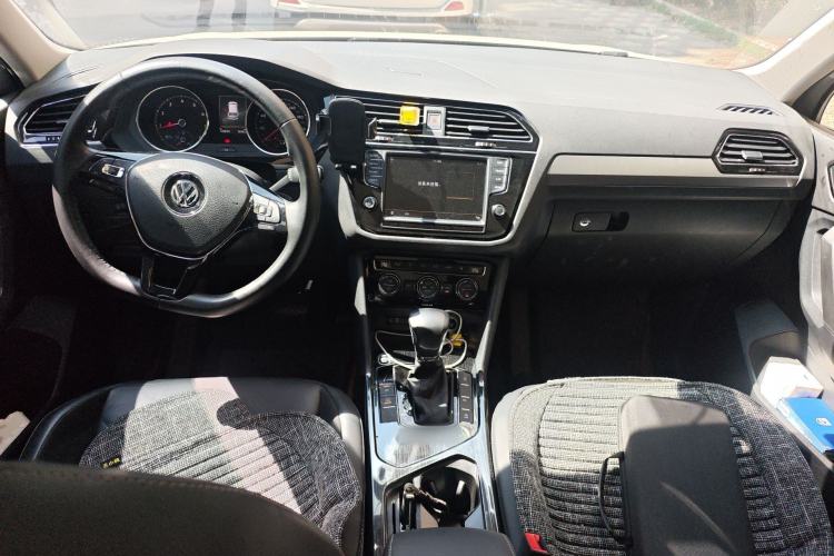 Used Volkswagen Tiguan L 2018 330TSI Automatic Two-Wheel Drive Luxury Edition Center Console