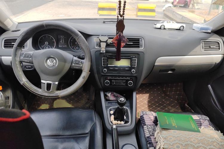 Used Volkswagen Sagitar 2012 1.4TSI Manual Luxury Model Center Console