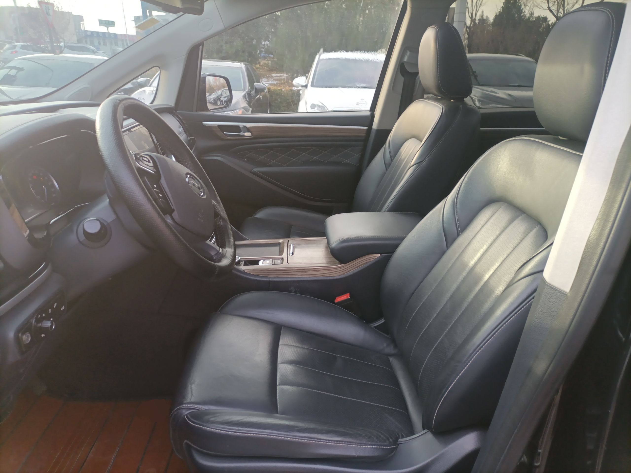 Переднее сиденье в автомобиле