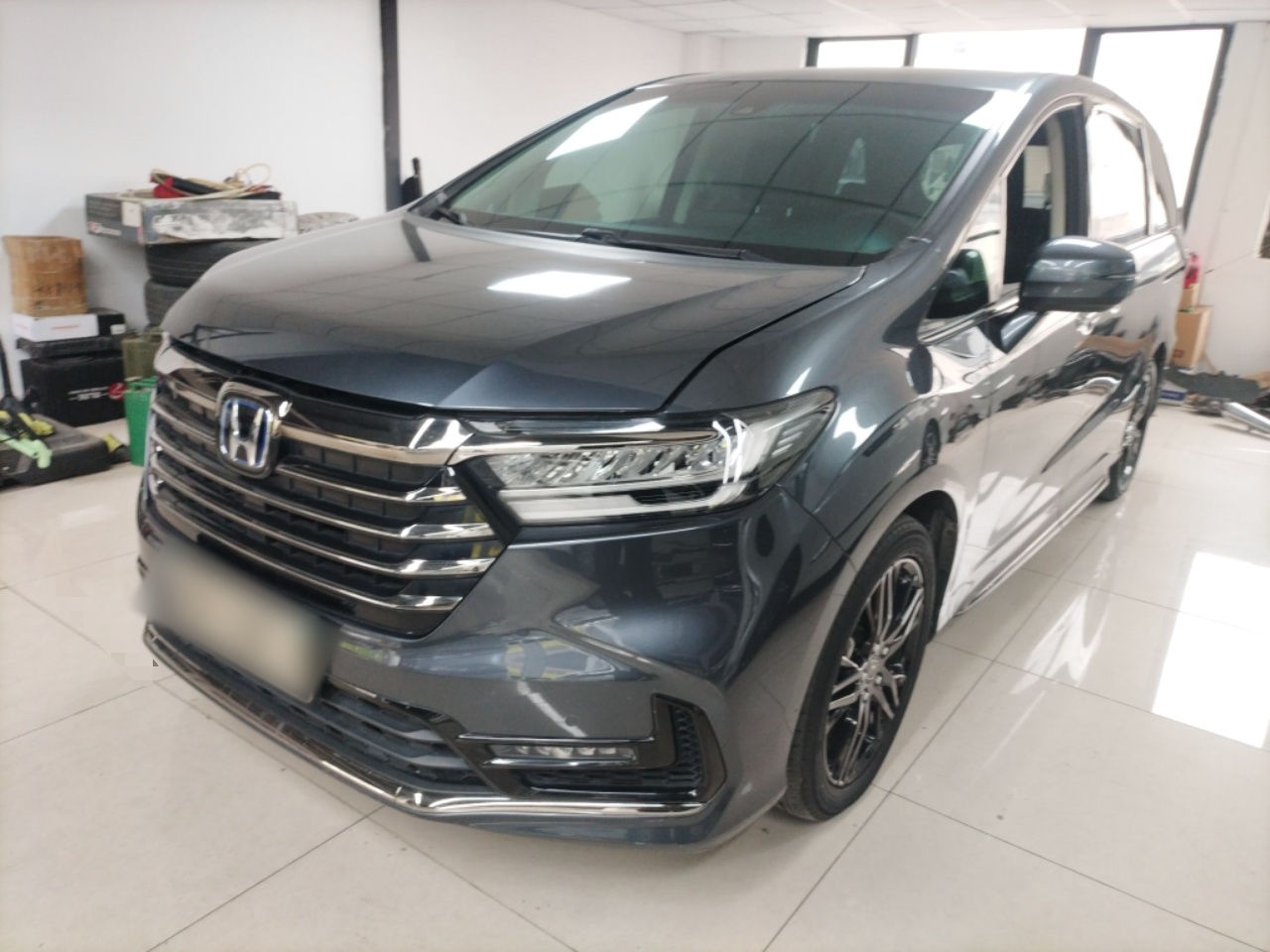 تحت مقدمة السيارة