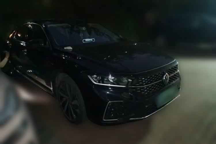 Used Volkswagen Passat 2022 330TSI Starry Luxury Edition Front Right 45 Deg