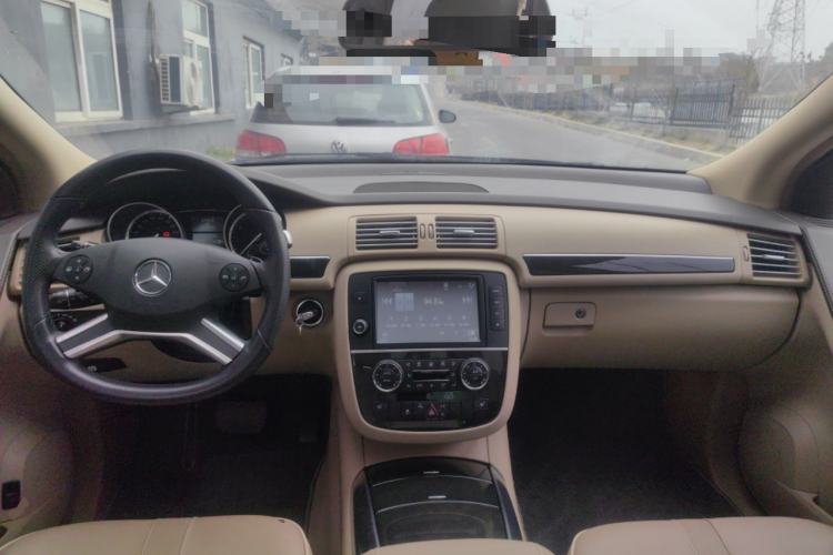 Used Mercedes-Benz R-Class 2017 R 320 4MATIC Luxury Collection Edition Center Console