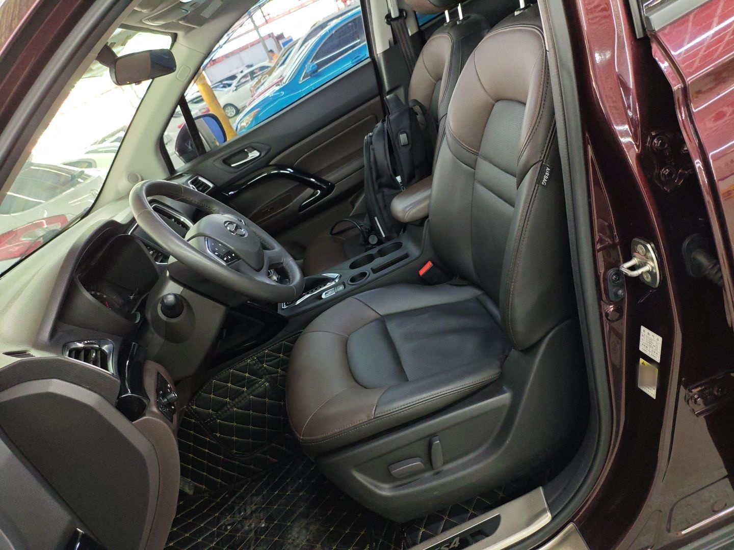 المقاعد الأمامية داخل السيارة