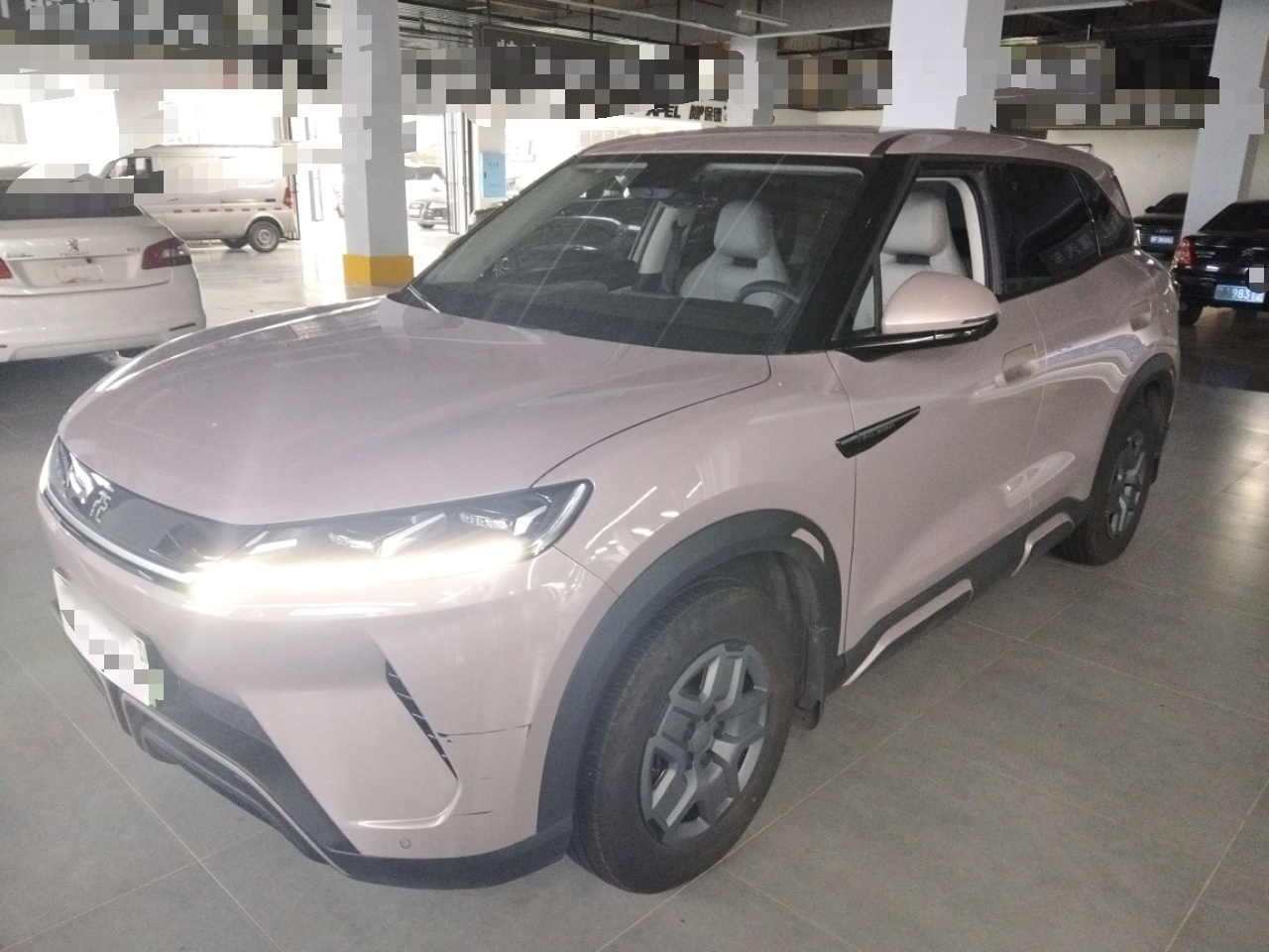 Под передней частью автомобиля