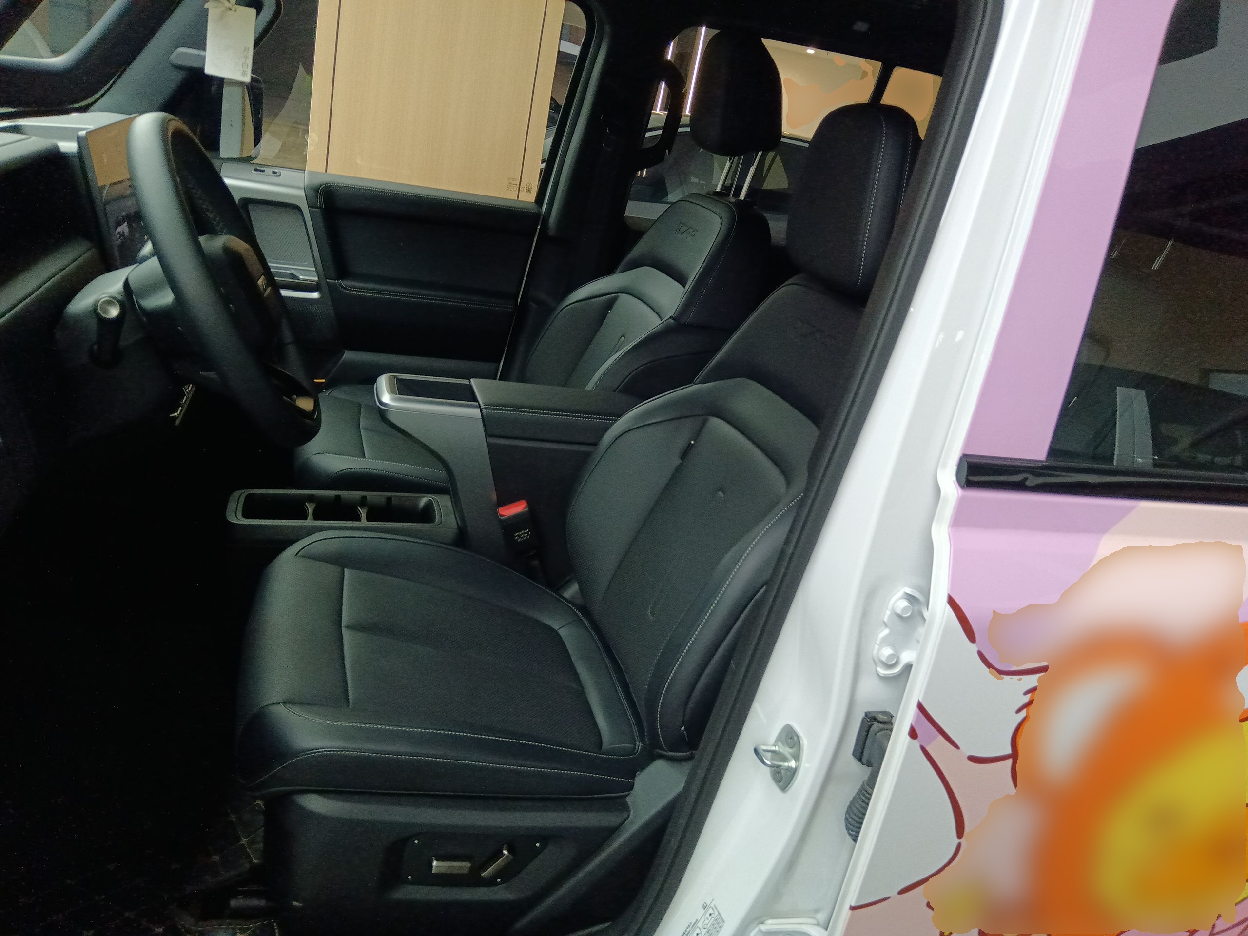 المقاعد الأمامية داخل السيارة