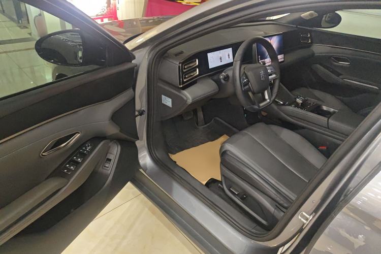 Used BYD Qin L 2025 DM-i Smart Drive 120KM Leading Model
