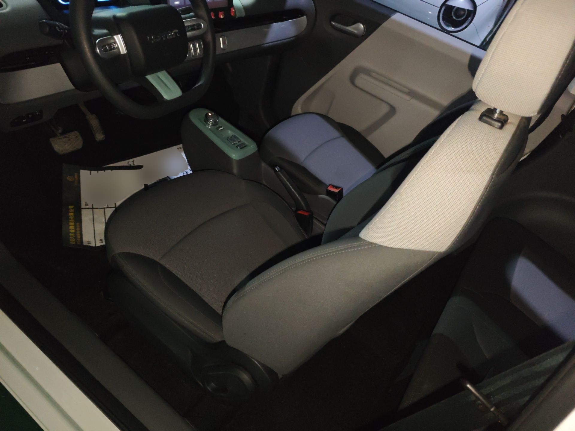 المقاعد الأمامية داخل السيارة