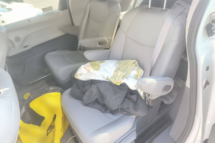 Used Toyota Granvia 2024 2.5L Hybrid Luxury Edition
