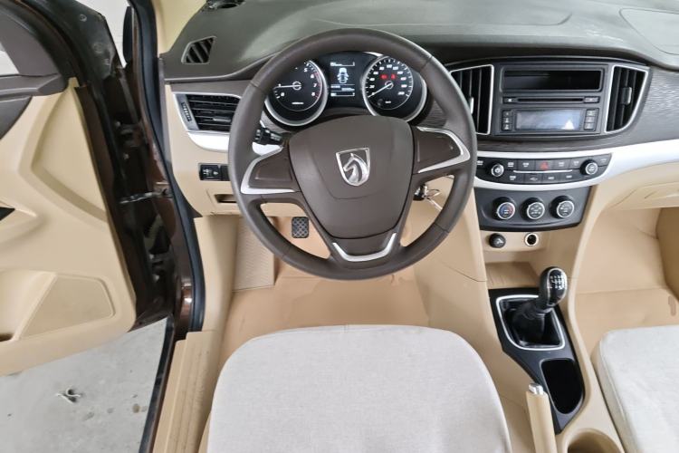 Used Baojun 730 2016 Revised 1.5L Manual Standard Version 7 Seats China V Emission Standard Steering Wheel