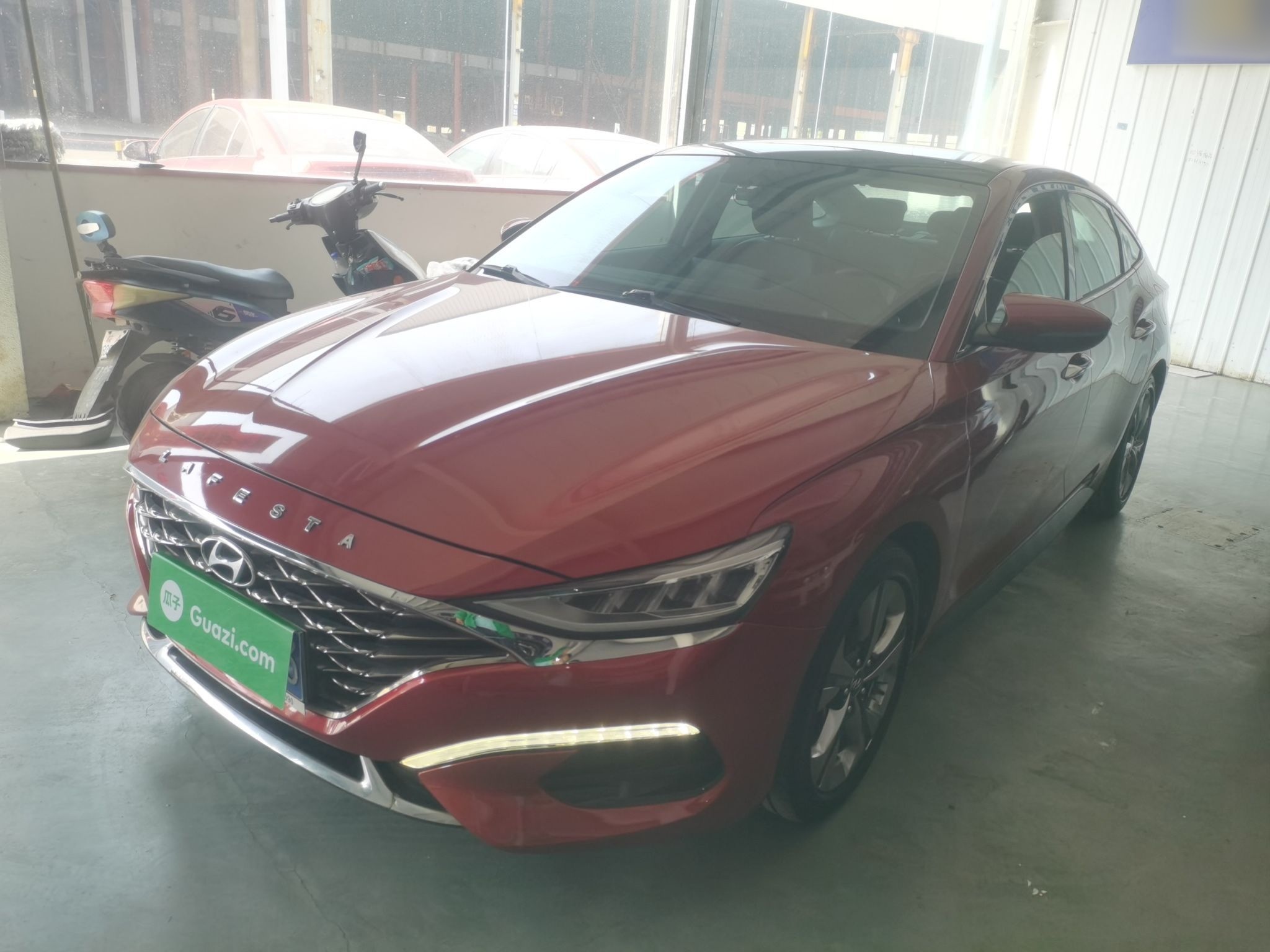 تحت مقدمة السيارة