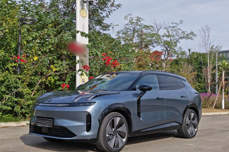 Used Lynk & Co 08 EM-P 2025 220 km All-Wheel-Drive Performance Halo Front Left 45 Deg