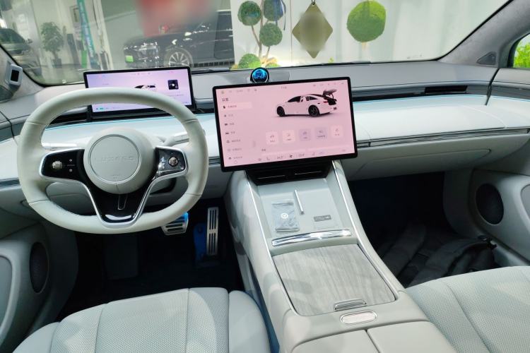 Used Hima Luxeed S7 2025 855 km Max
