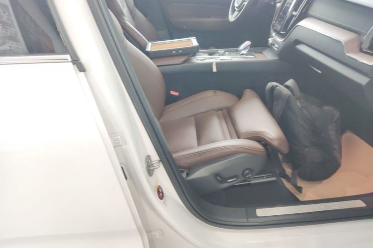 Used Volvo XC60 New Energy 2024 T8 Plug-in Hybrid Long-Range All-Wheel Drive Smart Luxury Edition Right Front Seat