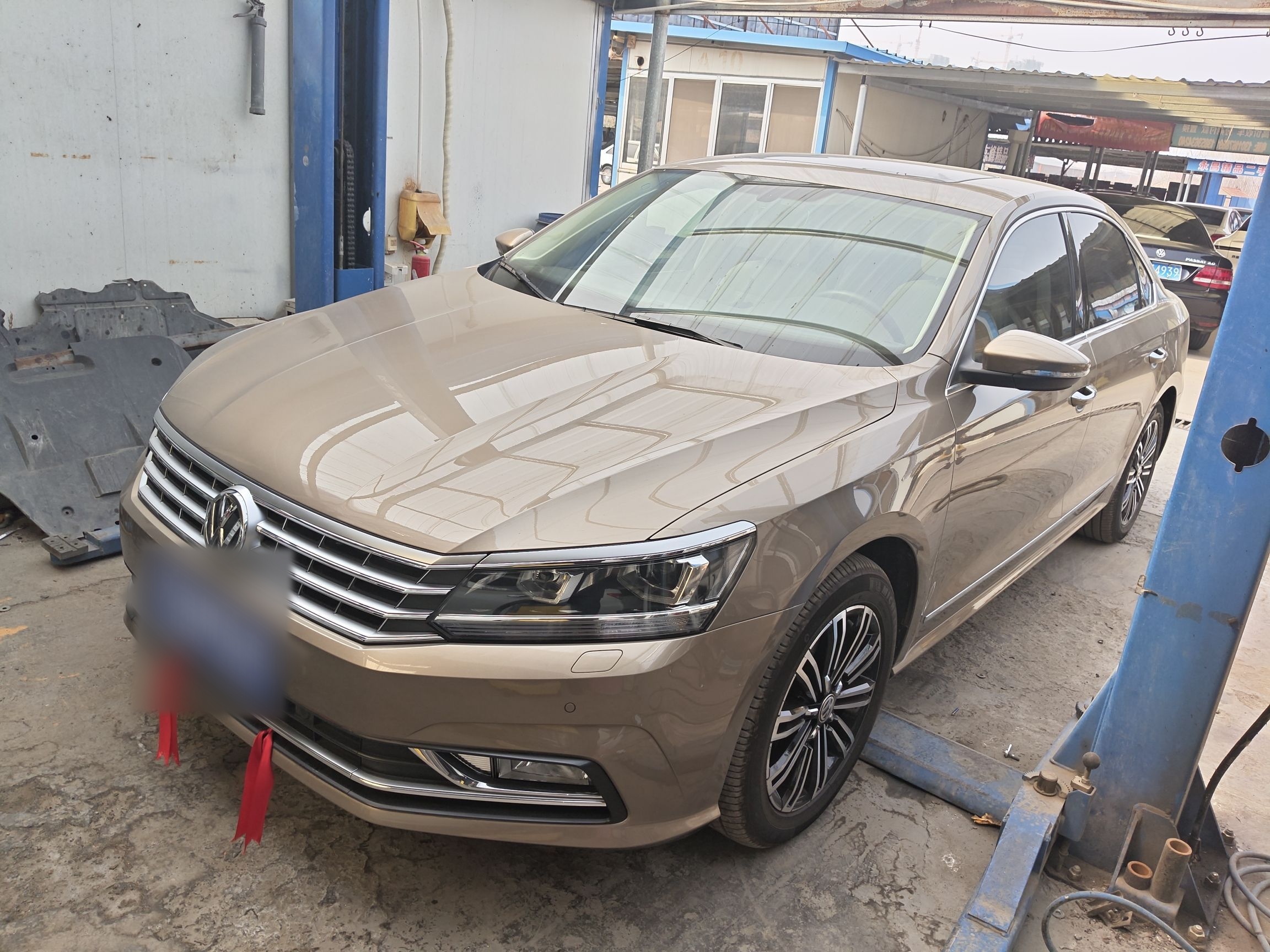 Под передней частью автомобиля