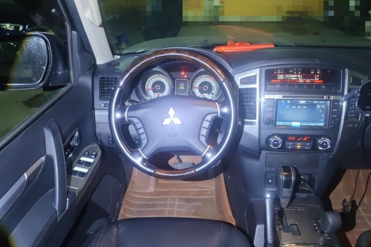 Used Mitsubishi Pajero 2015 3.0L Automatic Elite Plus Version China V Standard