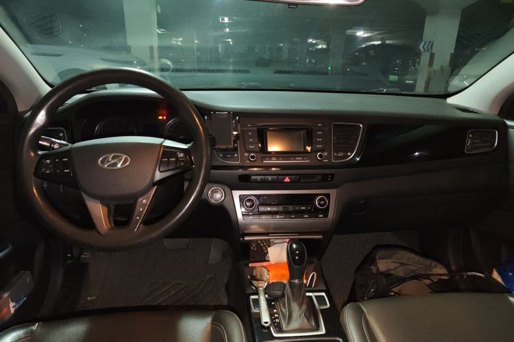 Used Hyundai Mistra 2014 1.8L Automatic Smart GLS Center Console