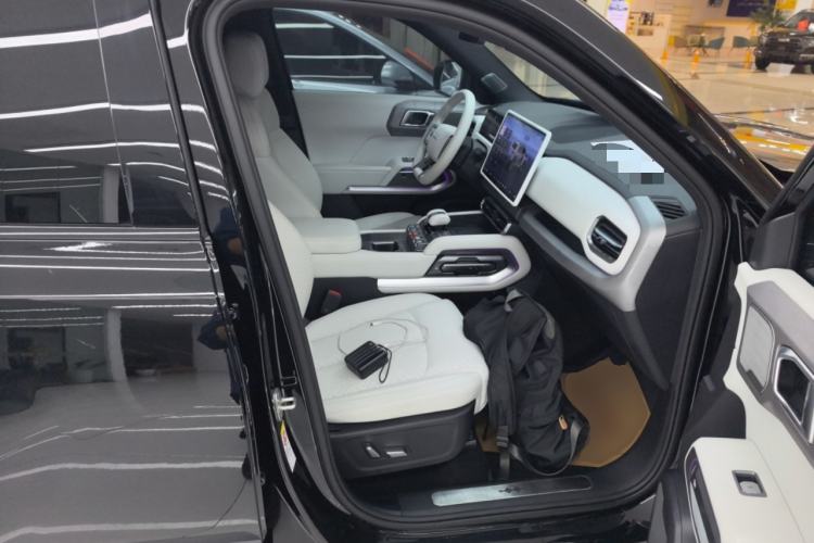 Used Formula Leopard Titanium 3 2025 501KM All-Wheel Drive Intelligent Driving Ultra Version Right Front Seat