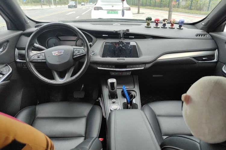 Used Cadillac XT4 2018 28T Two-Wheel Drive Leading Sport Model Center Console