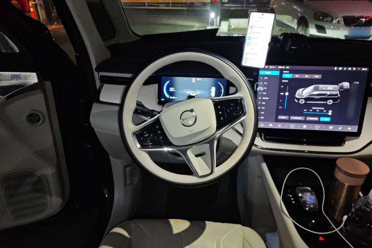 Used Volvo EM90 2025 Ultra Six-Seater
