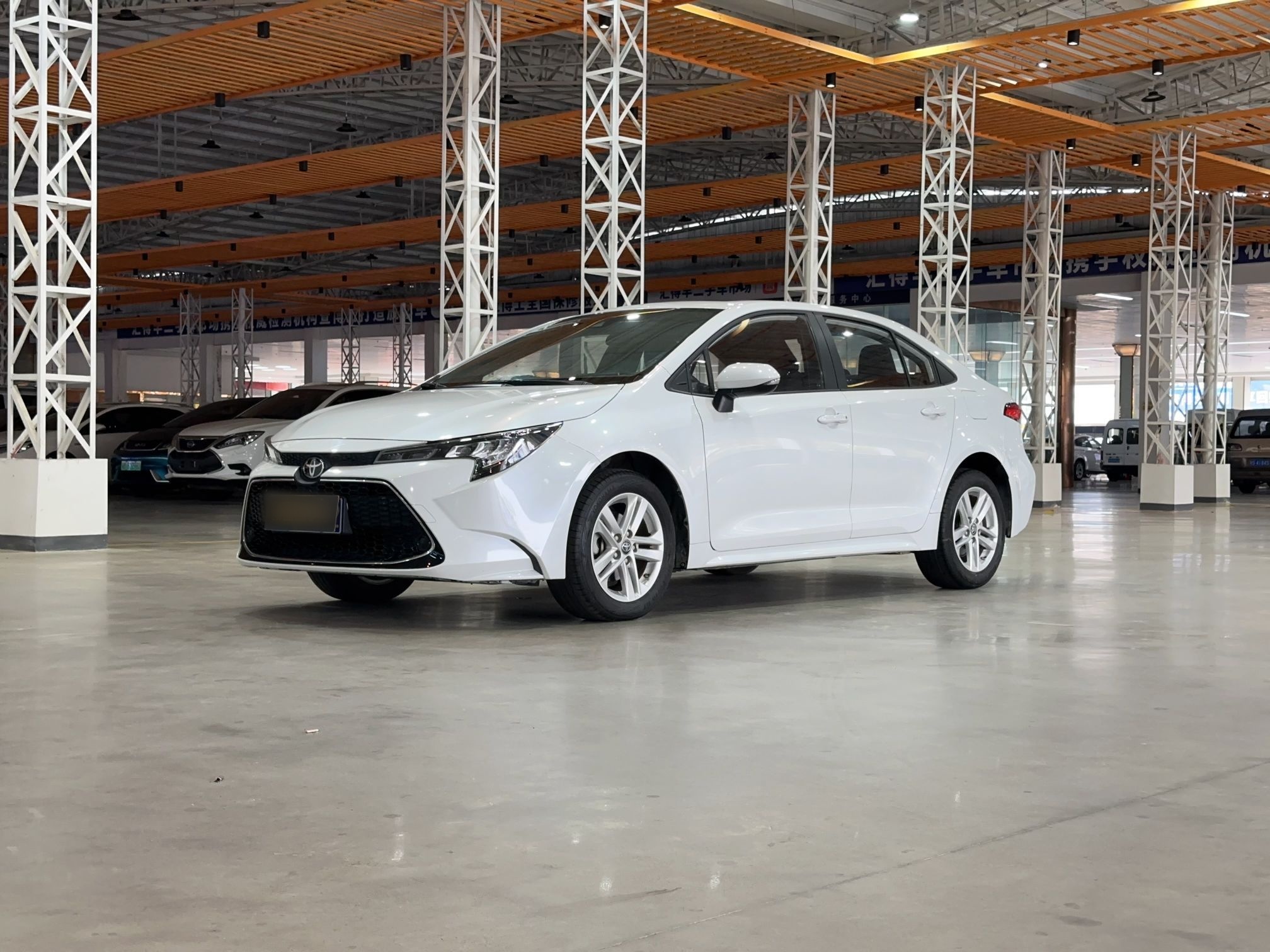 تحت مقدمة السيارة