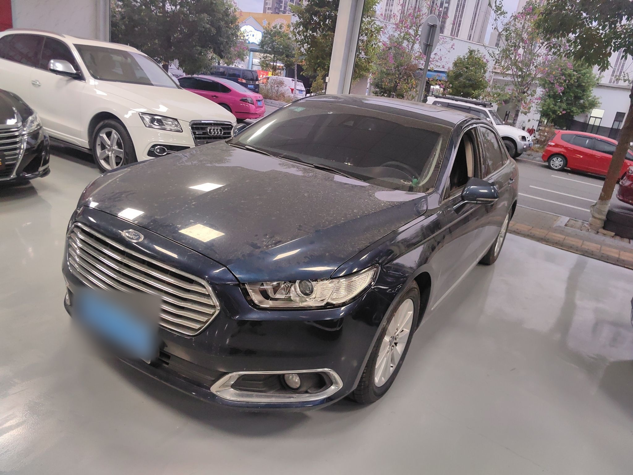 تحت مقدمة السيارة