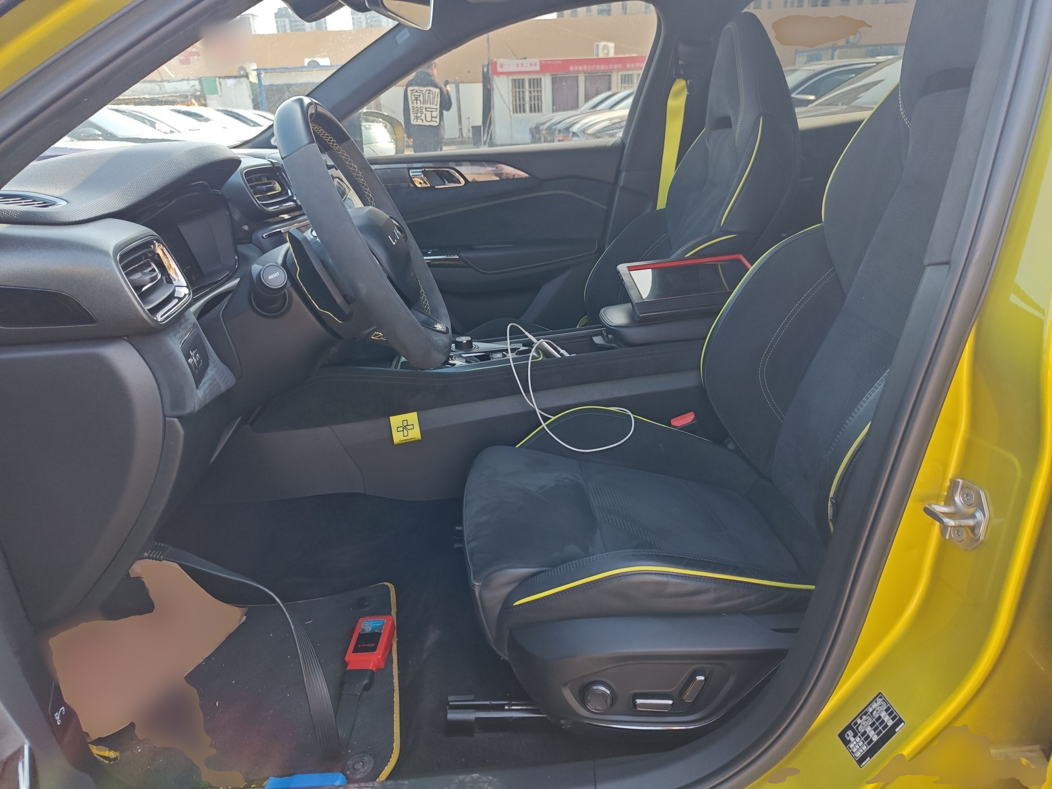 المقاعد الأمامية داخل السيارة