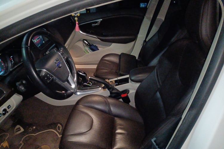 Used Volvo V40 2016 T4 Smart Luxury Edition
