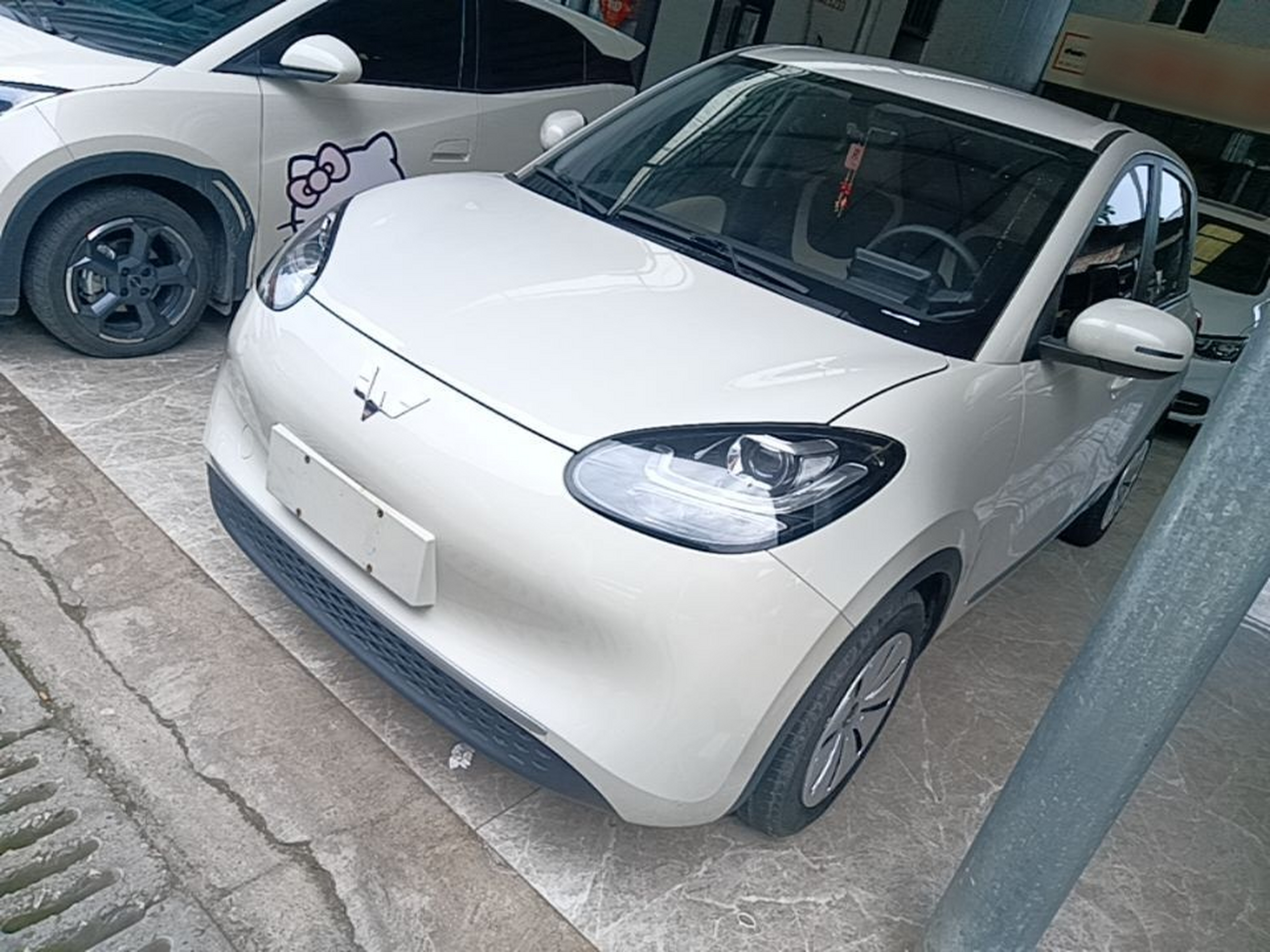 Под передней частью автомобиля