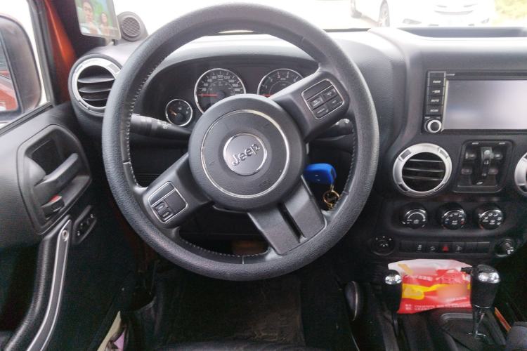 Used Jeep Wrangler 2014 3.0L Sahara Four-Door Edition Steering Wheel