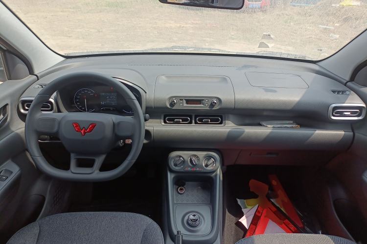 Used Wuling Hongguang New Energy 2024 All-Electric Model 300KM Practical Version Center Console