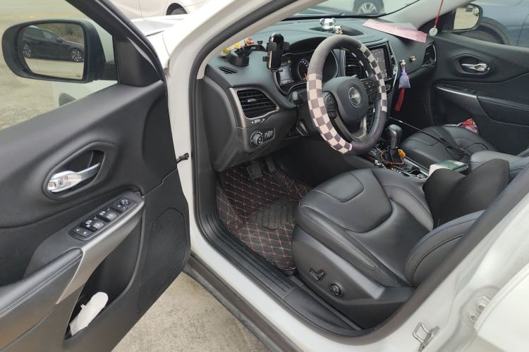 Used Jeep Cherokee 2019 2.0T Two-Wheel Drive Smart Enjoyment Version China V Driver Seat