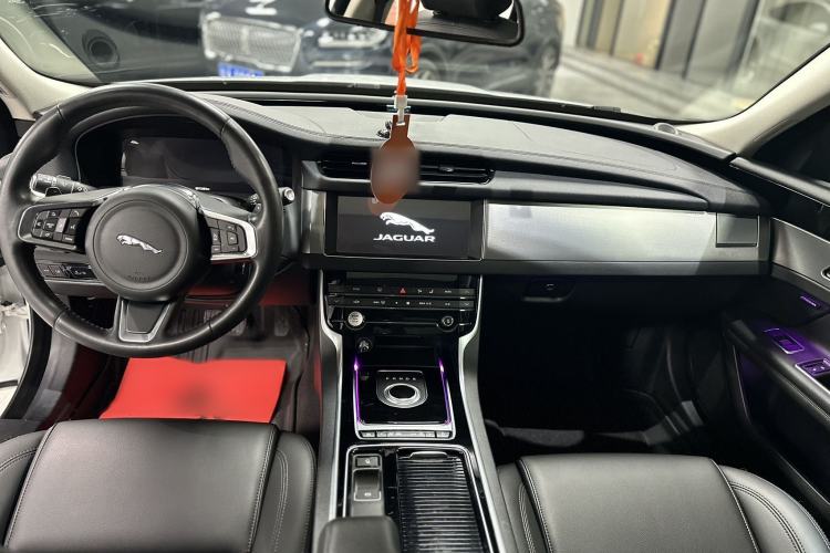 Used Jaguar XFL 2020 XFL 2.0T P200 Two-Wheel-Drive Elite Edition Interior 4