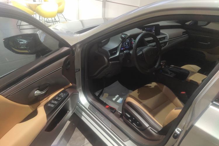 Used Lexus ES 2020 300h Deluxe Edition
